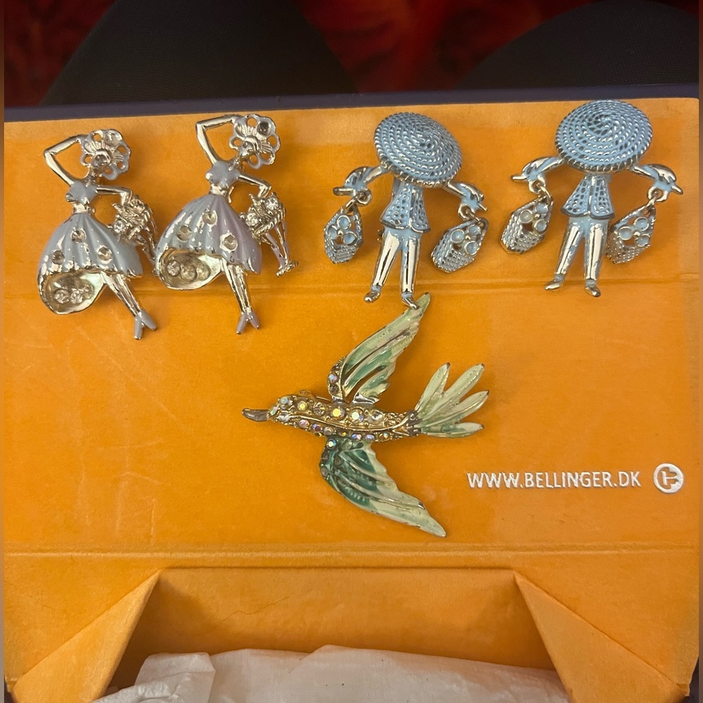 Lot of vintage brooches